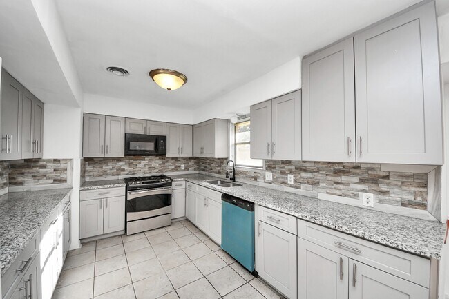 Building Photo - 13103 Suzanne St