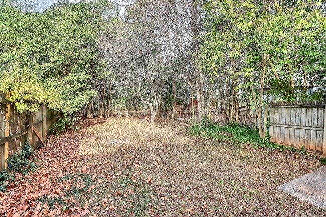 Building Photo - Lovely Two Bedroom Duplex!