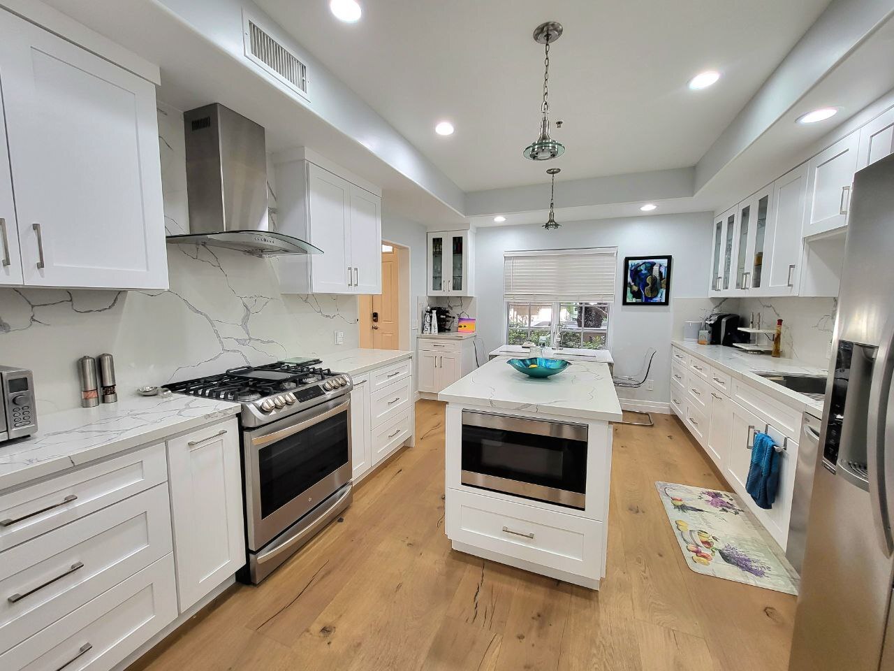 Building Photo - 851 N San Vicente Blvd
