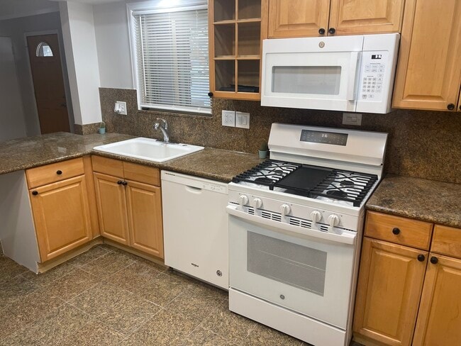 Building Photo - 1720 S Cumberland Ave