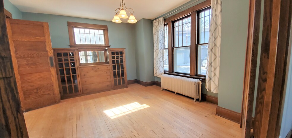 Building Photo - 332 E 5th St