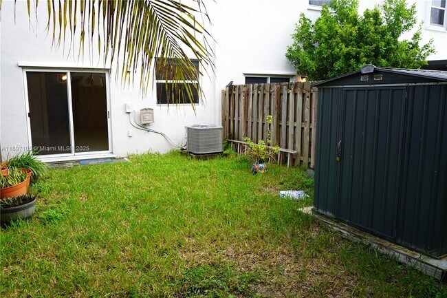 Building Photo - 1450 SE 26th Ter