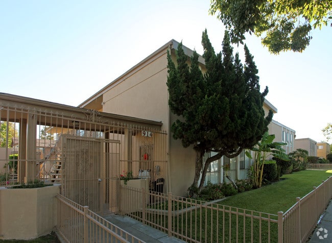 Building Photo - 914 S Citron St