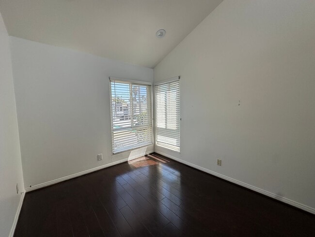 Building Photo - Huntington Beach Home