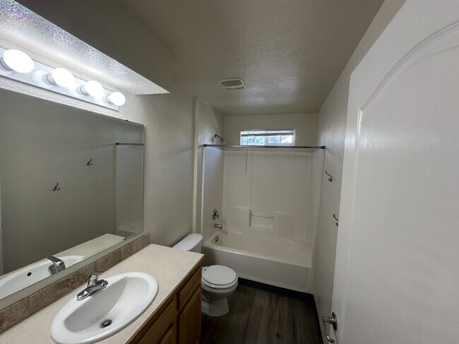 Building Photo - "Charming 2-Bed, 2-Bath Haven in Boise – Spacious 985 Sq Ft Retreat!"