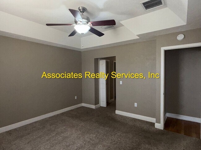 Building Photo - Willow Oak SW 3/2, a must see