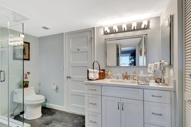 Building Photo - 16910 W Bay Dr