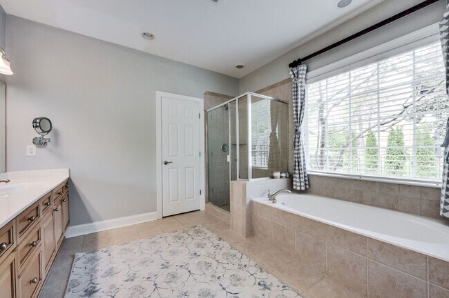 Building Photo - 4 Bedroom, 3.5 Bathroom Executive Home with Fenced Yard and 3 Car Garage.
