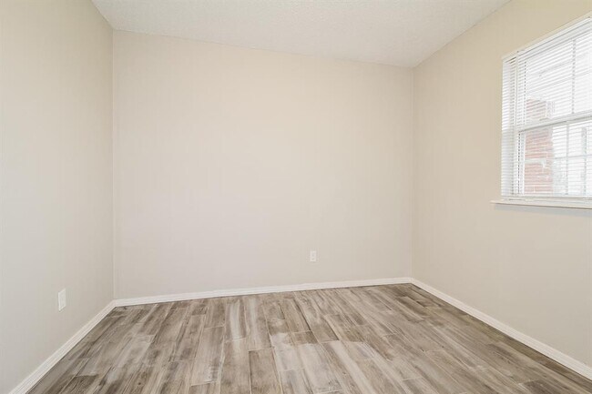 Building Photo - 800 Plaza Dr