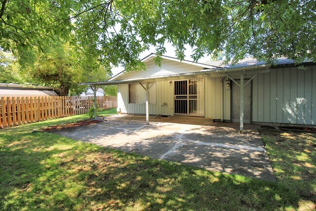 Building Photo - Cute and Ideal 3 Bedroom Ranch Style House...
