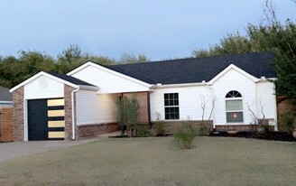 Building Photo - 3033 Pinecrest St