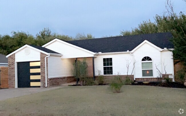 Building Photo - 3033 Pinecrest St