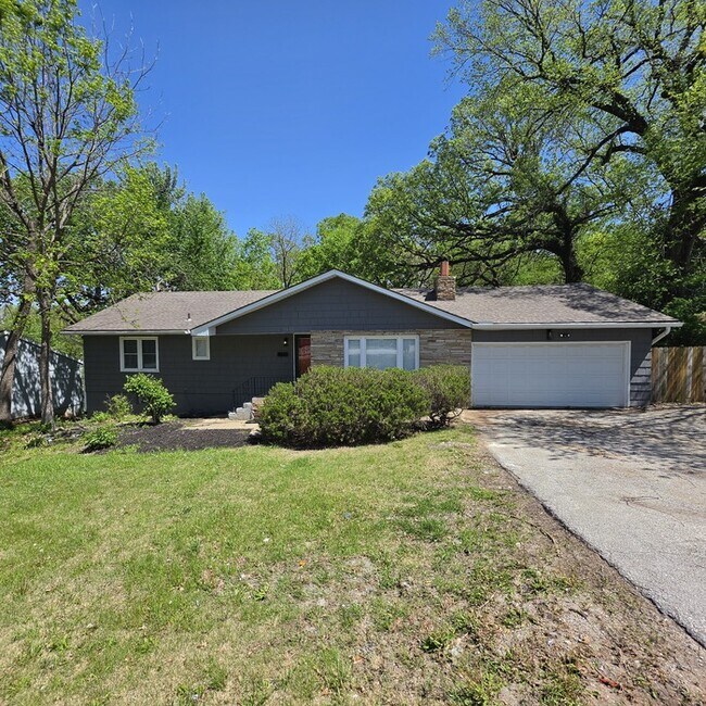 Building Photo - Spacious 4 bedrooms and 2 full baths home located on Holmes Rd in Kansas City, MO