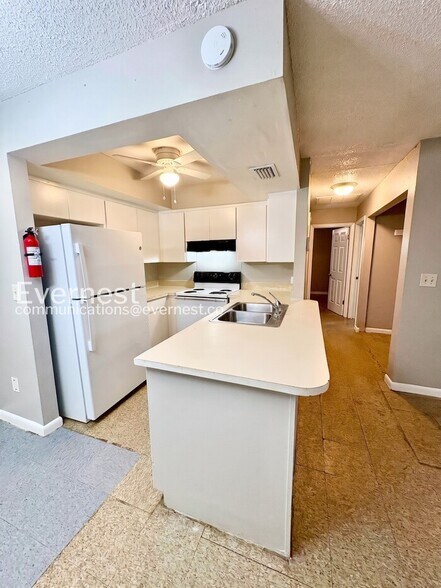 Building Photo - 3058 St Paul Dr