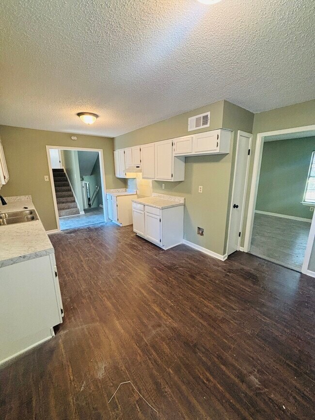 Building Photo - GORGEOUS 4 bedroom/ 3 bathroom HOME, SPACI...