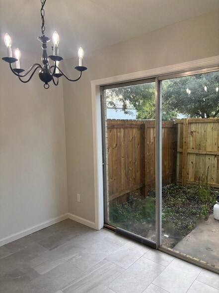 Building Photo - 8585 Glen Meadow Ln