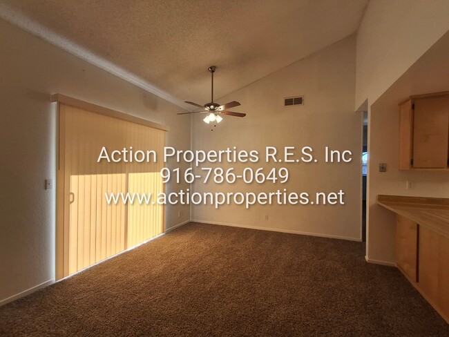 Building Photo - 2 Bed, 2 Bath - 1 Car Garage - Duplex - Pr...