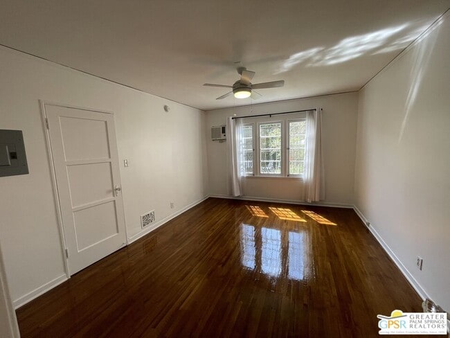 Building Photo - 927 Alandele Ave