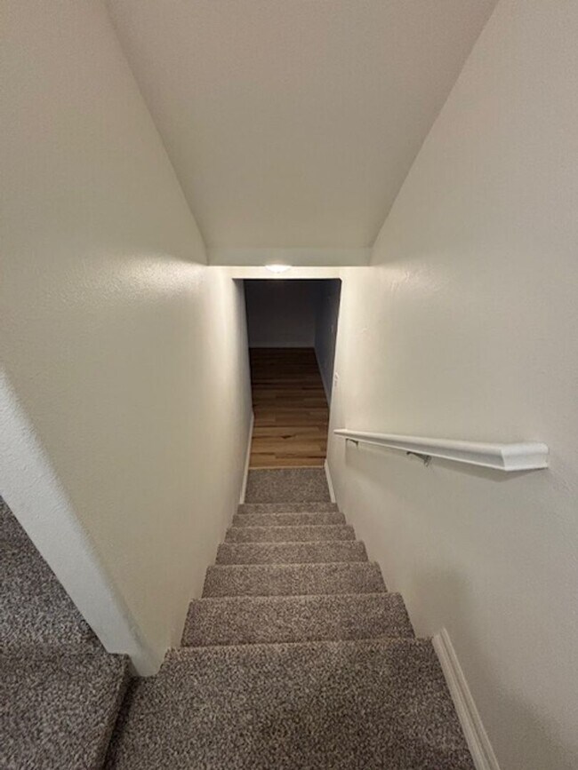 Building Photo - 4 Bedroom 3.5 Bath Townhouse Near Dell Ran...