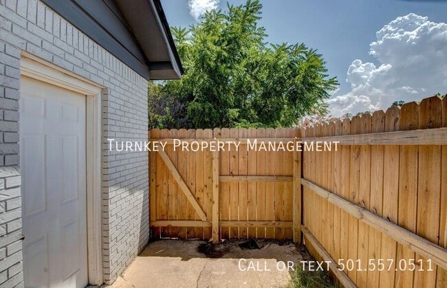 Building Photo - 1821 Sanford Dr