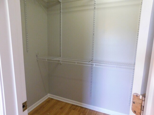 Building Photo - great 3 bed 2.5 bath master down