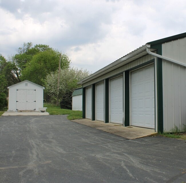 Building Photo - Single Family Farm House