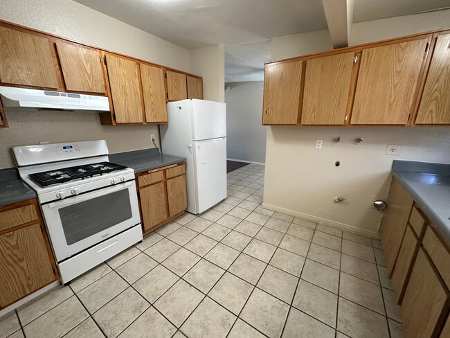 Building Photo - Spacious 3-Bedroom Unit with Detached Gara...