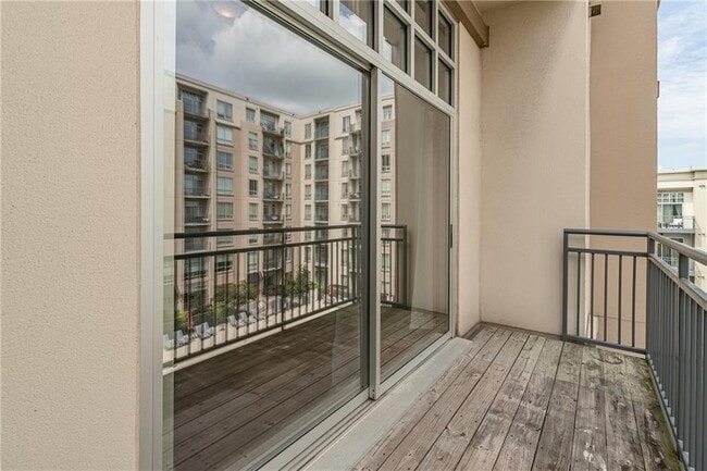 Building Photo - 711 Cosmopolitan Dr NE