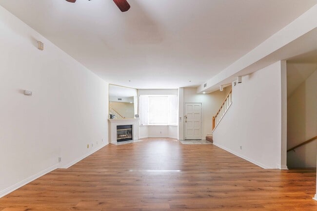 Building Photo - >>> THREE BEDROOM + THREE BATHS TOWNHOUSE ...