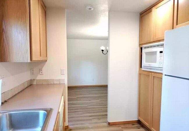 Building Photo - Spacious, updated home with A/C in SW Bend!