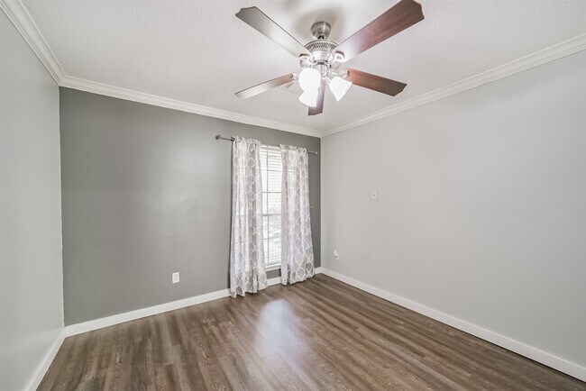 Building Photo - 1021 N Sunset Dr