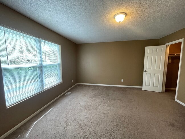 Building Photo - 2608 Deerfield Blvd