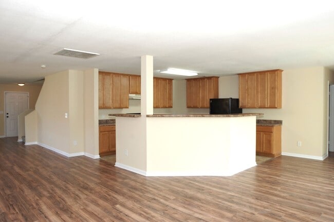 Building Photo - Move-In Special!