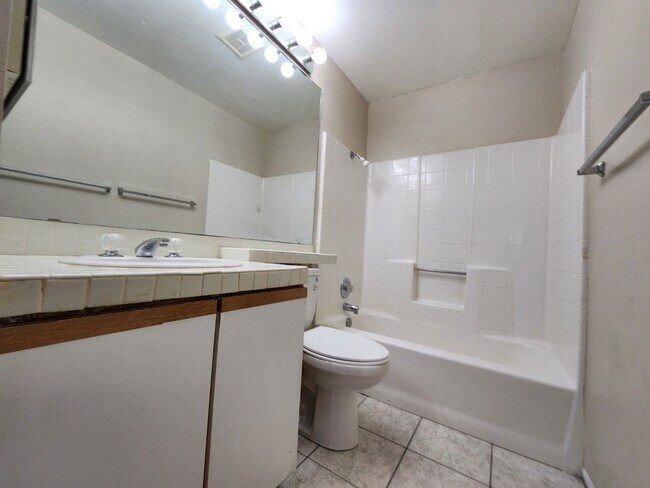 Building Photo - Lovely 2 Bed 2 Bath Downstairs Condo in Gr...