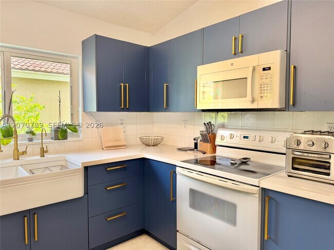 Building Photo - 415 NW 165th Ave