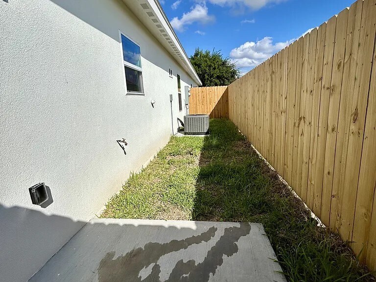 Building Photo - 705 Deanne Dr