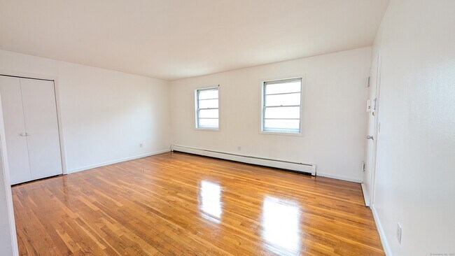 Building Photo - 14 Fairview Dr
