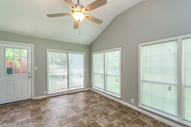 Building Photo - 973 Parkwood Ct