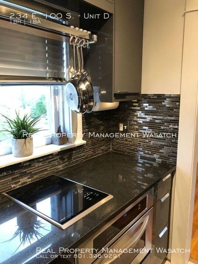 Building Photo - 1 Bedroom 1 Bathroom Unit at The Hollywood!