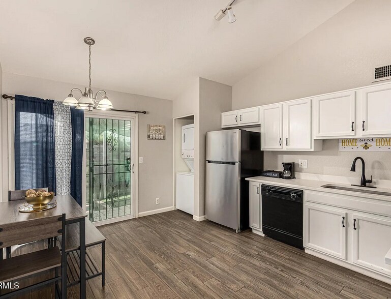 Building Photo - 5960 W Oregon Ave