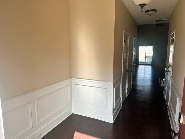 Building Photo - Towne House Living in the Center of the City! Call the office to schedule a tour!