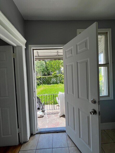Building Photo - 127 Myrtle Ave