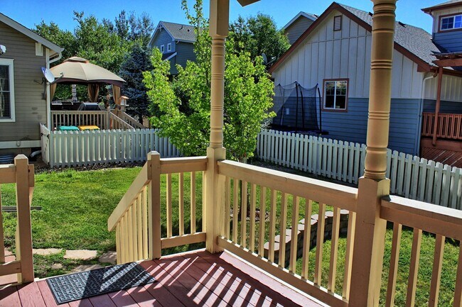 Building Photo - 4 bed 2.5 bath home in the Meadows