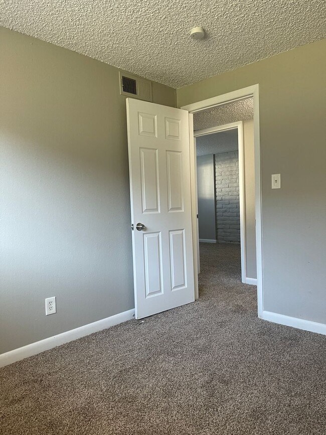 Building Photo - 3 Bedroom 2 Bathroom Condo in Applewood-Move in Ready!