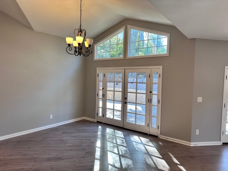 Building Photo - 5371 Topeka Dr