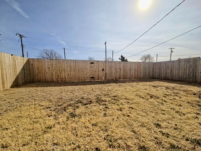 Building Photo - Cozy 3/2/1 in Northeast Lubbock