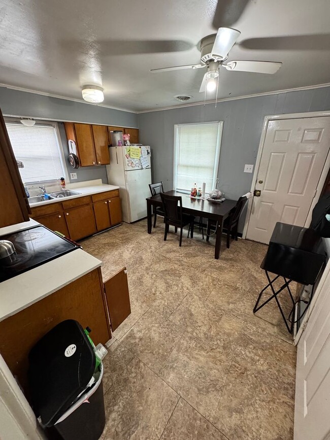 Building Photo - Cozy 3 bed 1 bath w Central HVAC
