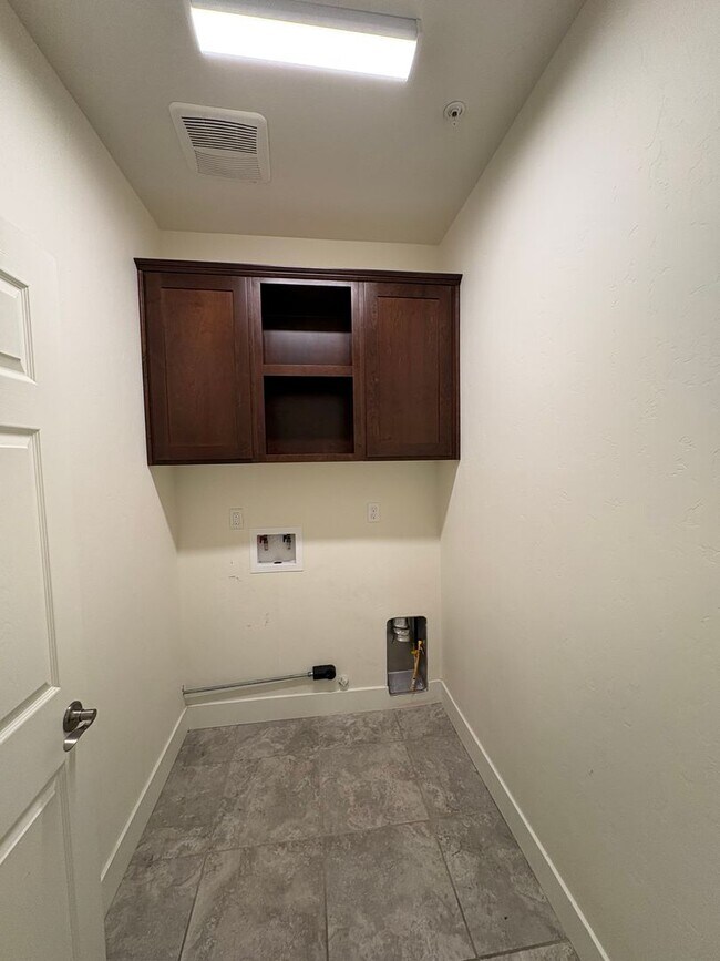 Building Photo - SE Visalia home Rent Ready!