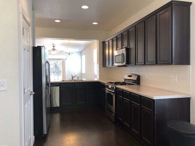 Building Photo - 3 Bedroom, 2-bathroom ranch in desirable Whisper Creek!  Available June 1st !!