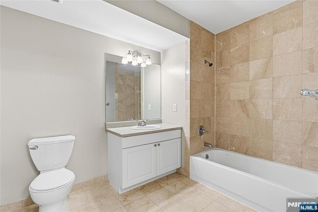 Building Photo - 905 River Rd